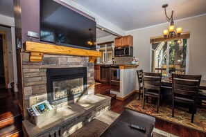 Flat-screen TV, fireplace, stereo