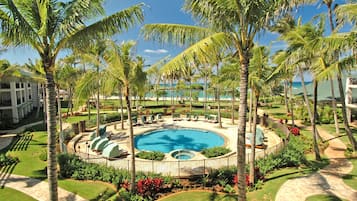 Alberca al aire libre y alberca climatizada