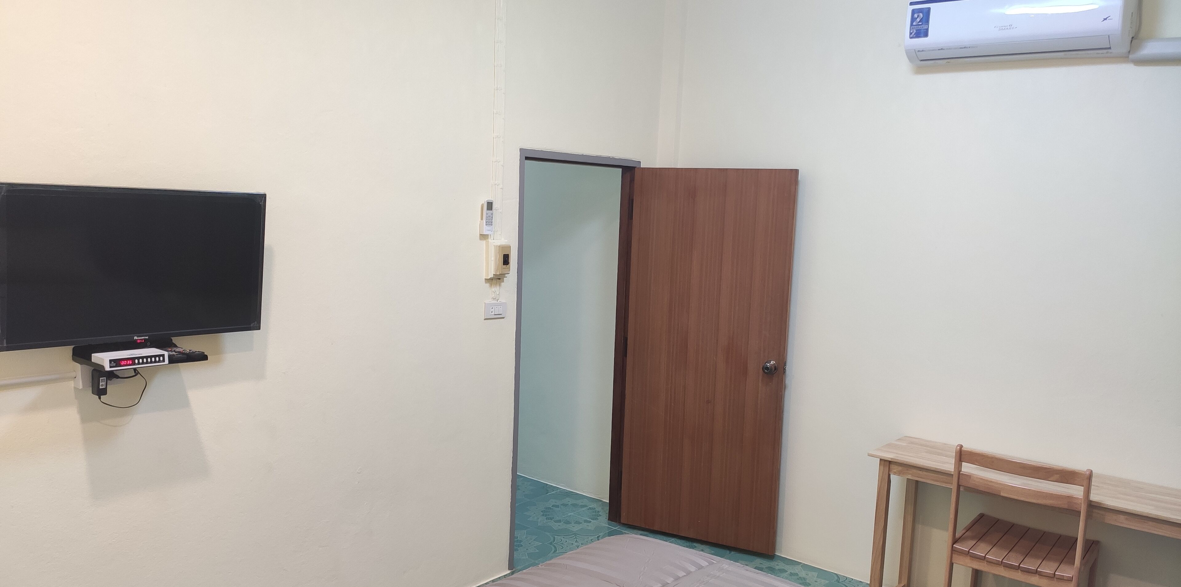 1 bedroom, desk, laptop workspace, free WiFi