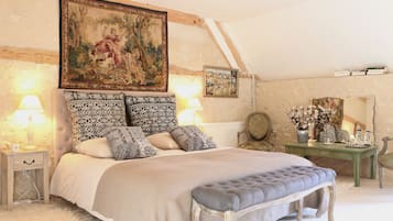 Habitación doble tradicional (Blanche) | Ropa de cama de alta calidad, edredón, minibar y escritorio