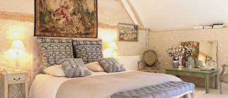 Habitació doble tradicional (Blanche) | Roba de llit d'alta qualitat, cobrellits, minibar i escriptori