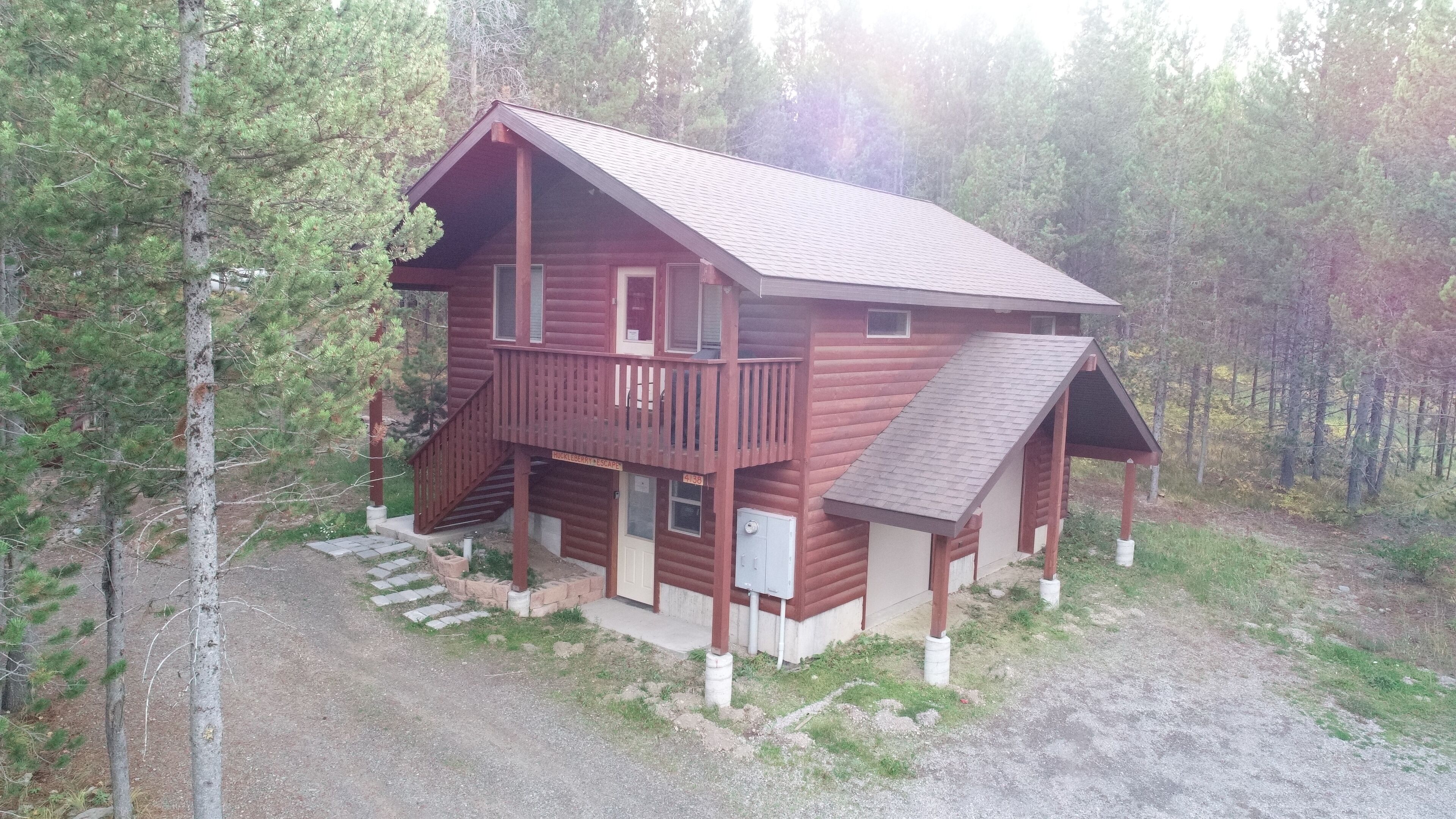 Huckleberry Escape* 2Br, 2Ba, Sleeps 5, 22 Miles to Yellowstone, Propane Grill