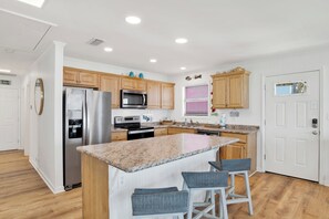 Mikrowelle, Ofen, Geschirrspüler, Wasserkocher mit Kaffee-/Teezubehör