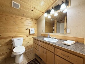 Combined shower/bathtub, hair dryer, towels