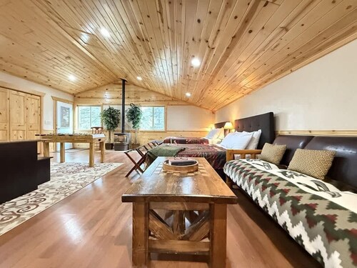 Studio | Sleeps 8 | Garage | 33 Miles to YNP