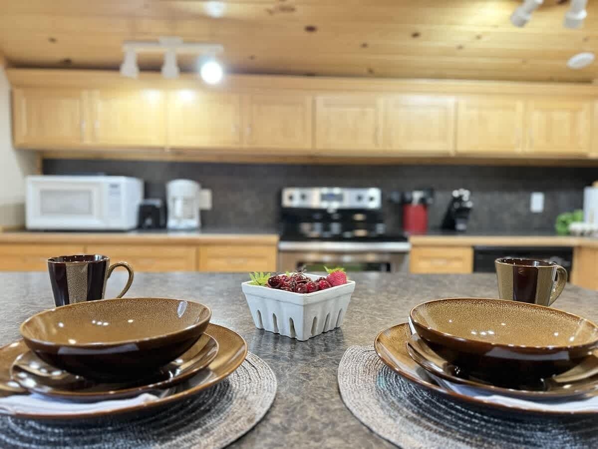 Una cocina moderna con armarios de madera, microondas y cafetera.