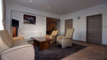 Apartment, 2 Bedrooms (6 Guests) | Executive lounge