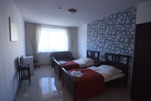 Dormitori compartit, cuina (4 Guests) | Planxa i posts de planxar, llits addicionals i wifi gratuïta 