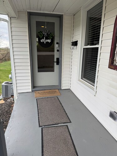 So close to Ark, Quick Drive to Creation, King Bed, Stunning back yard, & Cable