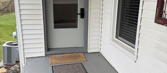 So close to Ark, Quick Drive to Creation, King Bed, Stunning back yard, & Cable