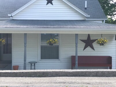 So close to Ark, Quick Drive to Creation, King Bed, Stunning back yard, & Cable