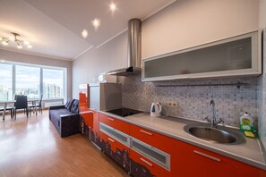 Panoramic Apartment, 1 Queen Bed with Sofa bed, Balcony, River View | Private kitchen