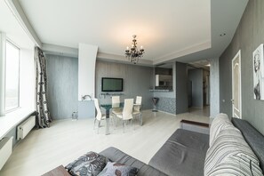 Classic Apartment, 1 Queen Bed with Sofa bed, Non Smoking, City View | Living area