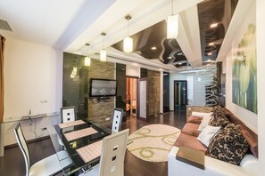 Panoramic Apartment, 1 King Bed, Hot Tub, Tower | 1 bedroom, hypo-allergenic bedding, soundproofing, iron/ironing board - Most City Apartments (Dnipro)