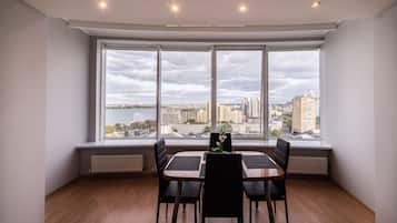 Appartamento panoramico, 1 letto queen con divano letto, balcone, vista fiume | Vista dalla camera