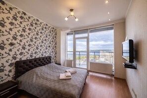 Panoramic Apartment, 1 Queen Bed with Sofa bed, Balcony, River View | 1 bedroom, hypo-allergenic bedding, soundproofing, iron/ironing board - Most City Apartments (Dnipro)