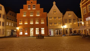 Voorkant accommodatie - avond/nacht