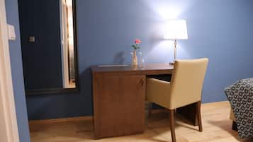 Hochwertige Bettwaren, Minibar, Zimmersafe, Schreibtisch