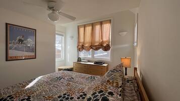 4 quartos, ferros/tábuas de passar roupa, berço de viagem