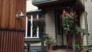 A two-story house with a wooden balcony and a porch area. - 4-bedroom vacation home near Telluride Historic District (Telluride)
