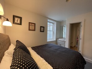 4 dormitoris, planxa i posts de planxar i un bressol de viatge