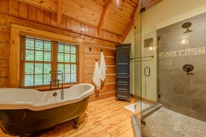 Bathtub, jetted bath, towels - Luxury Lodge on Private Mountain Top (Banner Elk)