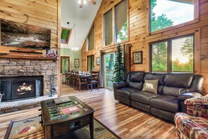 Älytelevisio, takka, DVD-soitin, pöytäjalkapallopöytä