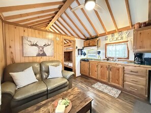 Smart-TV, peis, DVD-spiller og kontorer