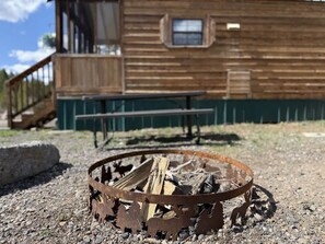 Outdoor dining - Yellowstone 32MI | Cozy Cabin | Fireplace (Island Park)