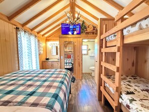 1 bedroom, free WiFi, bed sheets - LUX Cozy Cabin* Queen Bed, Satellite Tv, Wifi Access, Gas Grill, 32 Miles to Yellowstone (Island Park)