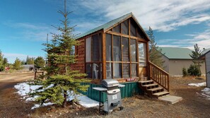 Exterior - LUX Cozy Cabin* Queen Bed, Satellite Tv, Wifi Access, Gas Grill, 32 Miles to Yellowstone (Island Park)