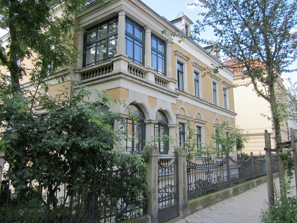 Front of property - Villa Barbara Dresden (Dresden)