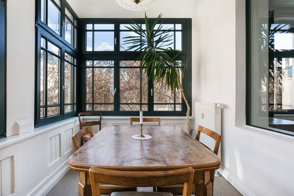 Apartamento econômico, 3 quartos | Opções para refeição no quarto
