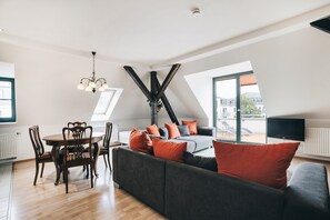 Superior Apartment, 2 Bedrooms | Living area | 80-cm flat-screen TV with cable channels, TV - Villa Barbara Dresden (Dresden)