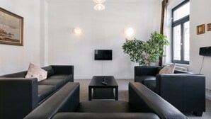 エコノミー アパートメント 3 ベッドルーム | リビング エリア | 80 cmの薄型テレビ (ケーブル放送視聴可)、テレビ