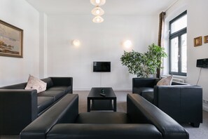 Economy Apartment, 3 Bedrooms | Living area | 80-cm flat-screen TV with cable channels, TV - Villa Barbara Dresden (Dresden)