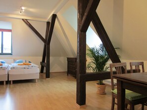Apartamento econômico, 2 quartos | 1 quarto, quartos à prova de som, ferros/tábuas de passar roupa