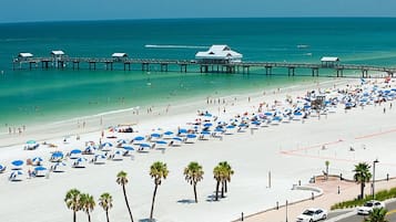 Platja a a prop, gandules de platja i tovalloles de platja