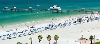 Stunning Luxury "SEA SALT CONDO" mins to Clearwater Beach w/Salt Wtr Pool, Gym