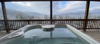 "Sundance" Spectacular Views on 54 Acres along Shenandoah River w/ Hot Tub