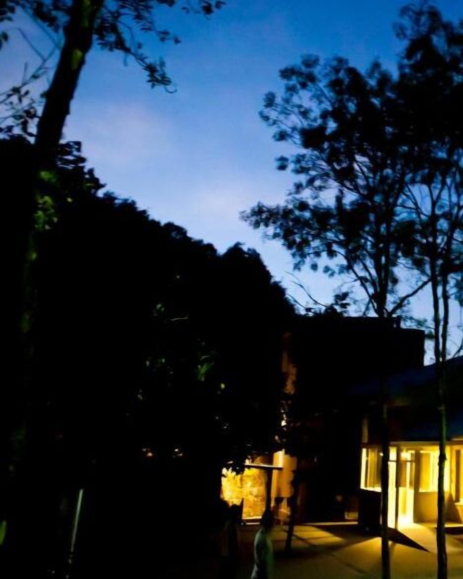 Un edificio moderno con grandes ventanales y un interior luminoso.
