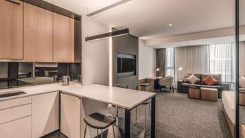 Studio, 1 Katil Raja (King) dengan Katil Sofa | Peralatan tempat tidur premium, tilam berlapik, peti besi dalam bilik