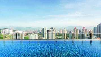 Piscina infinita no terraço com vista para a cidade.