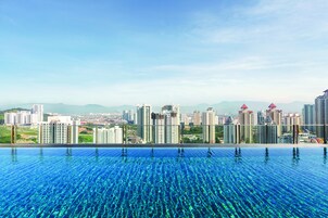 Una piscina infinita en la azotea con vistas a la ciudad.