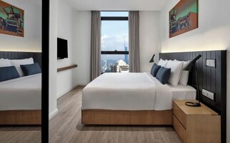 Suite (Sky Suite) | Seprai premium, bantalan ekstra lembut, brankas, dan meja kerja