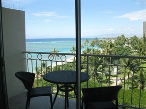 Property grounds - Waikiki Beach ocean view studio with pool access right on the white sand beach. (Honolulu)
