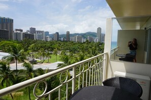 Property grounds - Waikiki Beach ocean view studio with pool access right on the white sand beach. (Honolulu)
