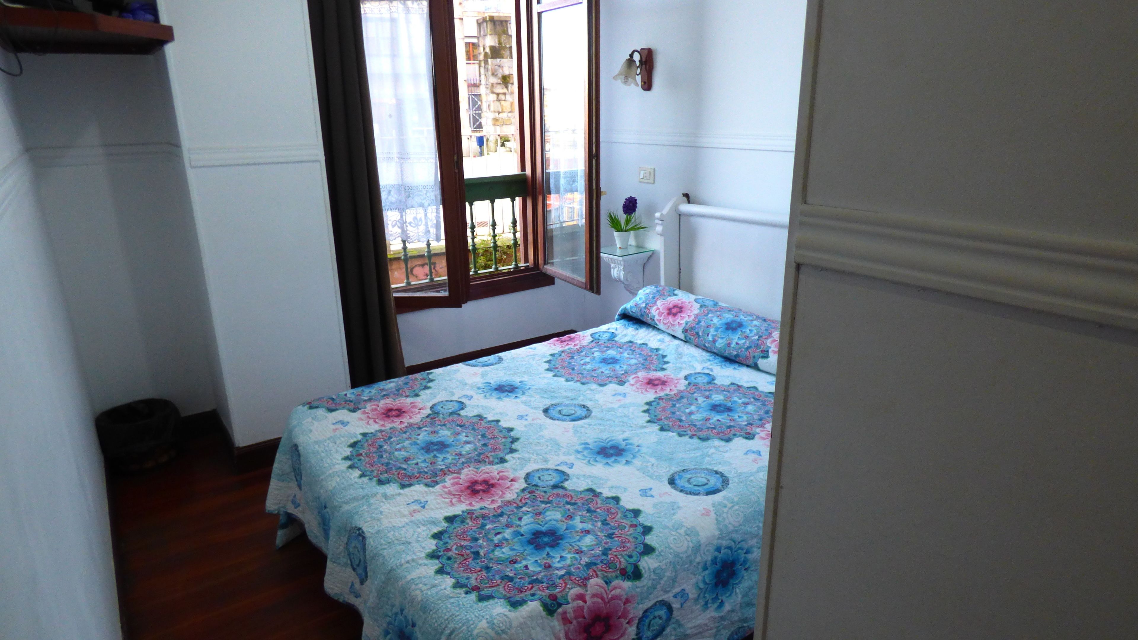 Kamer, 1 twee- of 2 eenpersoonsbedden, gedeelde badkamer | Verduisterende gordijnen, gratis wifi, beddengoed