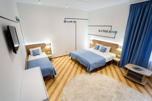 デザイン トリプルルーム | 1 室のベッドルーム、高級寝具、セレクト コンフォート製ベッド、デスク