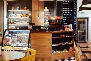 朝食 (オーダー形式)、毎日提供 (1 名様 100 UAH)